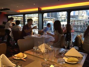 Makan Malam Atas Kapal di Darling Harbour yang Sensasional