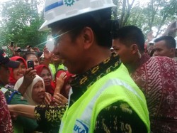 Pakai Helm dan Sepatu Karet, Jokowi Sapa Warga
