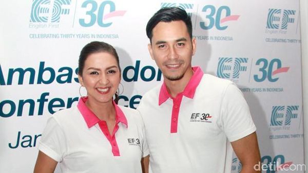 Darius Sinathrya dan Donna Agnesia Selalu Serasi