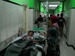 Membludak, Pasien DBD RSU Soetomo Dirawat di Lorong-lorong
