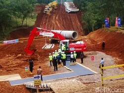 Eskavator Pindad Mejeng di Groundbreaking Kereta Cepat JKT-BDG