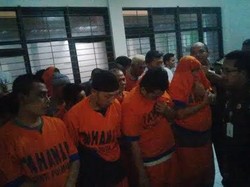 Tersangka dan Barang Bukti Pembunuhan Salim Kancil Dilimpahkan ke Kejari Surabaya