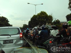 Ada Proyek Gorong-gorong, Jl Matraman Raya Macet Parah