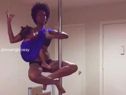 Sambil Susui Anaknya, Ibu Ini Lincah Lakukan Pole Dancing