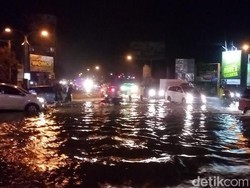 Banjir Lumpuhkan Jalur Poros di Mojokerto dan Rendam 4 Desa