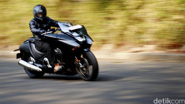 Menjajal Moge Honda NM4 Vultus