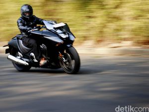 Menjajal Moge Honda NM4 Vultus