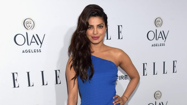 Priyanka Chopra Seksi Pamer Keindahan Kaki