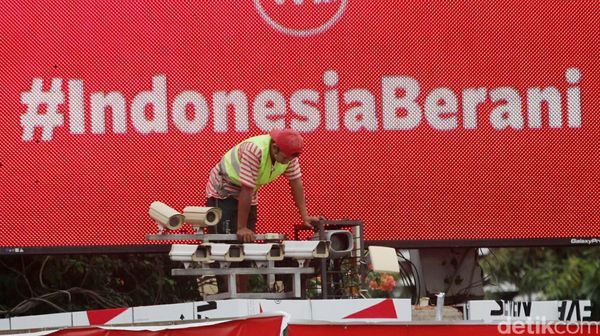 Spanduk Indonesia Berani Hiasi Pospol Thamrin