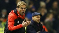 Juergen Klopp dan Paul Tisdale tampak serius mengamati jalannya pertandingan. Phil Noble/Reuters/detikFoto.