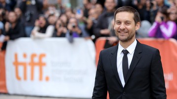 Tobey Maguire dan Jennifer Meyer Resmi Bercerai Usai 10 Tahun Berpisah
