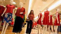 Diskon Tiap Hari Pengunjung Serbu Metro Department Store