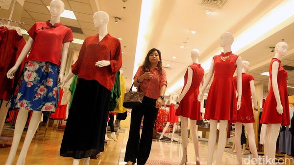 Diskon Tiap Hari Pengunjung Serbu Metro Department Store