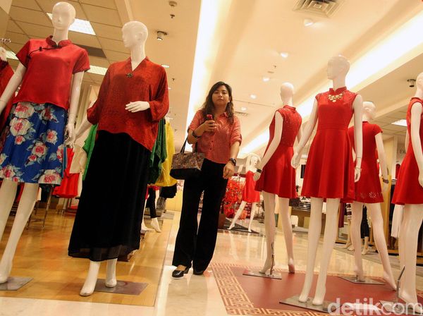 Diskon Tiap Hari Pengunjung Serbu Metro Department Store