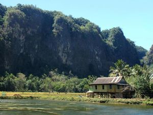 Bukit Karst yang Spektakuler di Maros