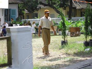 Foto Perjuangan Tukang Pos yang Berteduh di Pohon saat Antar Paket Ini Viral