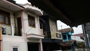 Ini Rumah Pengoplos Miras Yang Digerebek Polisi