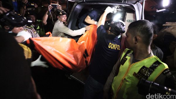 Jenazah Rico yang Tewas di Johar Baru Dievakuasi