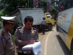 Kecelakaan Beruntun di Jalur Sukabumi-Bogor, 1 Pemotor Masuk Kolong Bus
