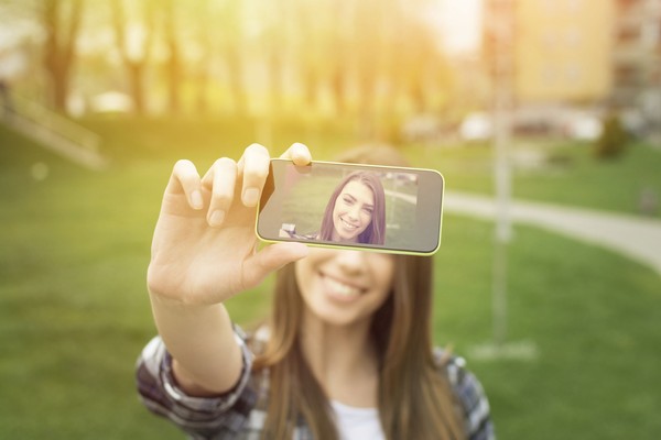 Tips Selfie Agar Terlihat Profesional Dalam Foto Cv