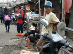 Kakek ini Pilih Jualan Keripik di Stasiun Depok, Daripada Mengemis