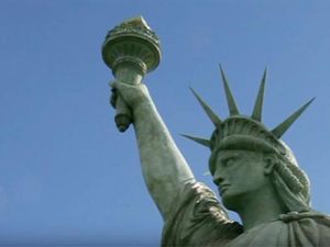 Berburu Suvenir di Statue Island Amerika Serikat Berburu Suvenir di Statue Island Amerika Serikat