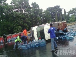 Truk Tergelincir, Muatan Galon Berserakan di Tol Cimanggis