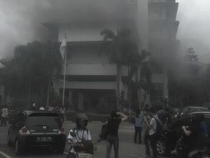 AC Korslet Diduga Jadi Penyebab kebakaran Kampus IBII, Mahasiswa Sempat Dievakuasi AC Korslet Diduga Jadi Penyebab kebakaran Kampus IBII, Mahasiswa Sempat Dievakuasi