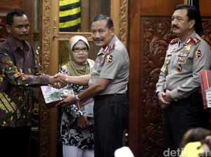 Polri Beri Santunan Keluarga Korban Bom Thamrin Polri Beri Santunan Keluarga Korban Bom Thamrin
