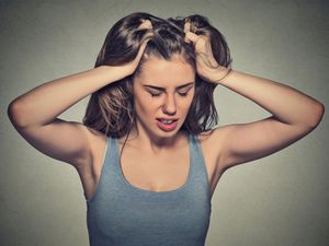 4 Kesalahan yang Perlu Dihindari untuk Pemilik Rambut Kering 4 Kesalahan yang Perlu Dihindari untuk Pemilik Rambut Kering