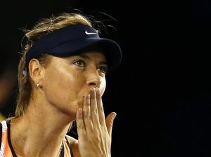 Sharapova Menang Setelah Mengganti Pakaian