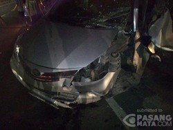 Mengantuk, Sopir Avanza Tabrak Pembatas Jalan di Flyover BNN Cawang