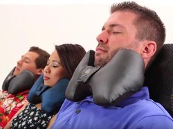 Bantal Berbentuk Pita yang Bikin Nyaman Tidur di Pesawat