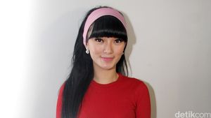 Ooh La La... Zaskia Gotik Merah Menyala