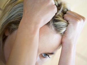 Stres Bikin Rambut Rontok dan Cepat Beruban, Mitos atau Fakta? Stres Bikin Rambut Rontok dan Cepat Beruban, Mitos atau Fakta?