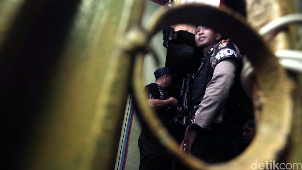 Polisi Gerebek Bandar Narkoba di Johar Baru Polisi Gerebek Bandar Narkoba di Johar Baru