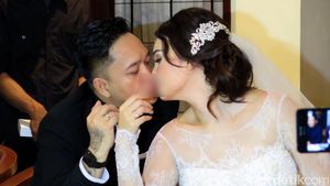 Ciuman Mesra Feby Febiola-Franky Sihombing Usai Menikah