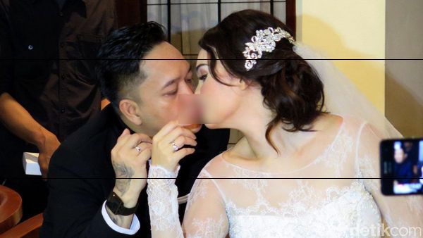 Ciuman Mesra Feby Febiola-Franky Sihombing Usai Menikah