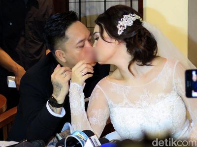 Ciuman Mesra Feby Febiola-Franky Sihombing Usai Menikah