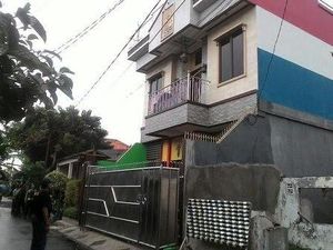 Polisi Temukan Bong dan Pedang Samurai Dalam Penggerebekan di Kampung Ambon