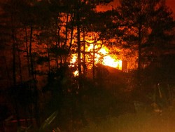 Hotel Puncak Pass Cianjur Terbakar Hebat, TNI Bantu Evakuasi