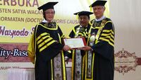 Sudhamek AWS Terima Gelar Doktor Honoris Causa