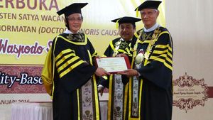 Sudhamek AWS Terima Gelar Doktor Honoris Causa