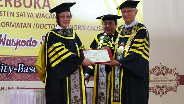 Sudhamek AWS Terima Gelar Doktor Honoris Causa