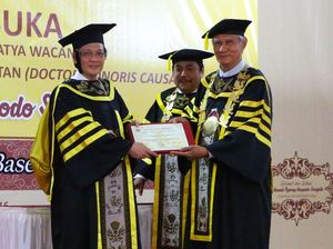 Sudhamek AWS Terima Gelar Doktor Honoris Causa