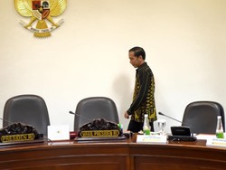Tak Hanya Promosikan Batik, Jokowi Juga Banggakan Tenun Ikat Flores