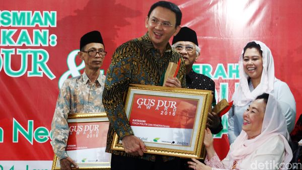 Ahok Terima Gus Dur Award 2016