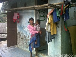 Tak Mampu Bayar Kontrakan, Nenek dan Cucunya ini Tinggal di Toilet Umum