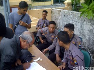 Keluarga Berdatangan Mencari Kerabatnya yang Diduga Bergabung Eks Gafatar Keluarga Berdatangan Mencari Kerabatnya yang Diduga Bergabung Eks Gafatar