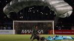 Seorang Penerjun Payung Nyangkut di Atap GBK